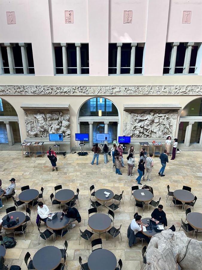 Flyer campaigns and information booths in the Lichthof at the UZH City Campus.